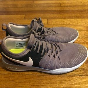 Hardly worn NIKES size 9.5